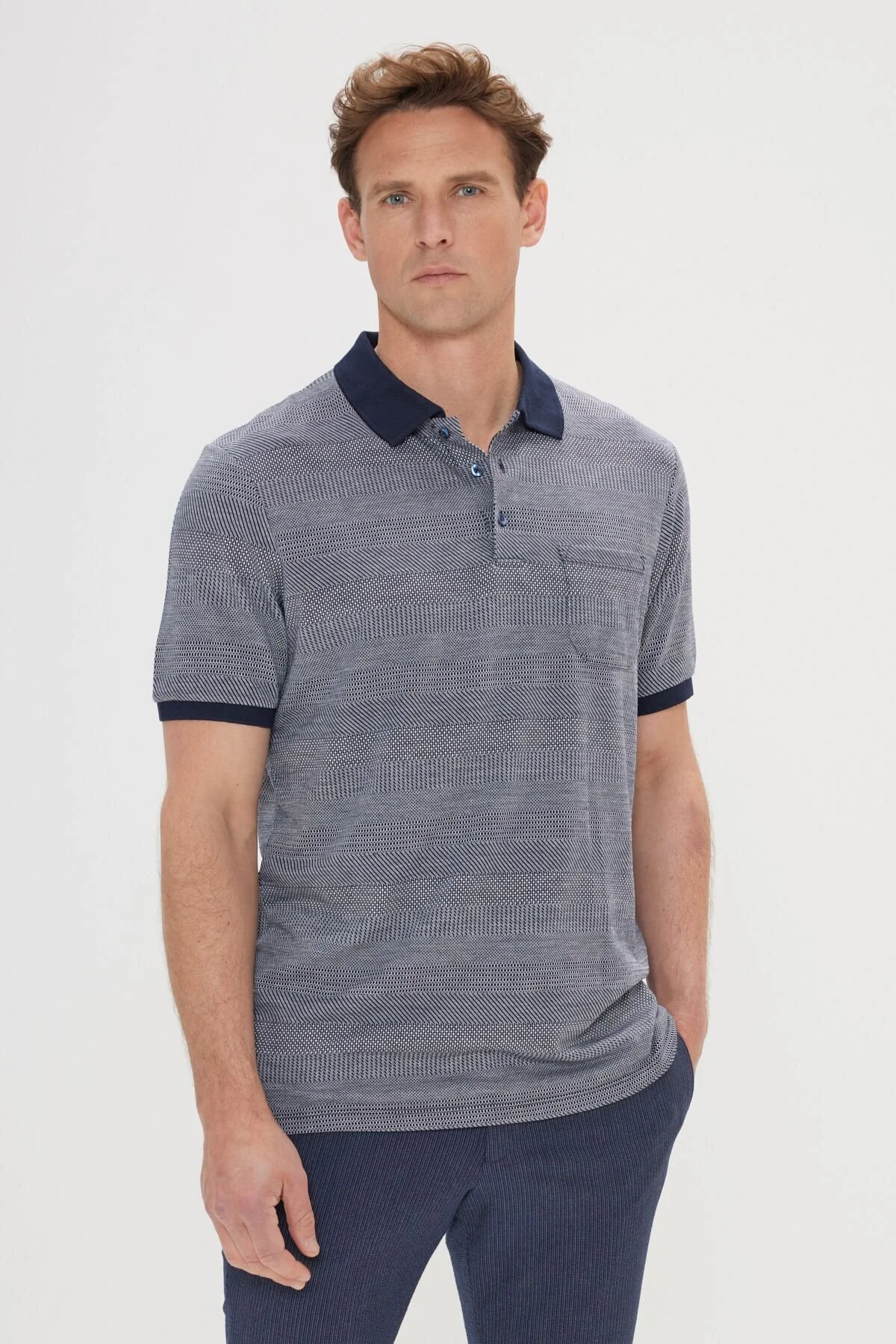 Bild von ALTINYILDIZ CLASSICS Marineblaues, Bequem Geschnittenes Jacquard-t-shirt Mit Polokragen In Entspannter Passform für Herren - L