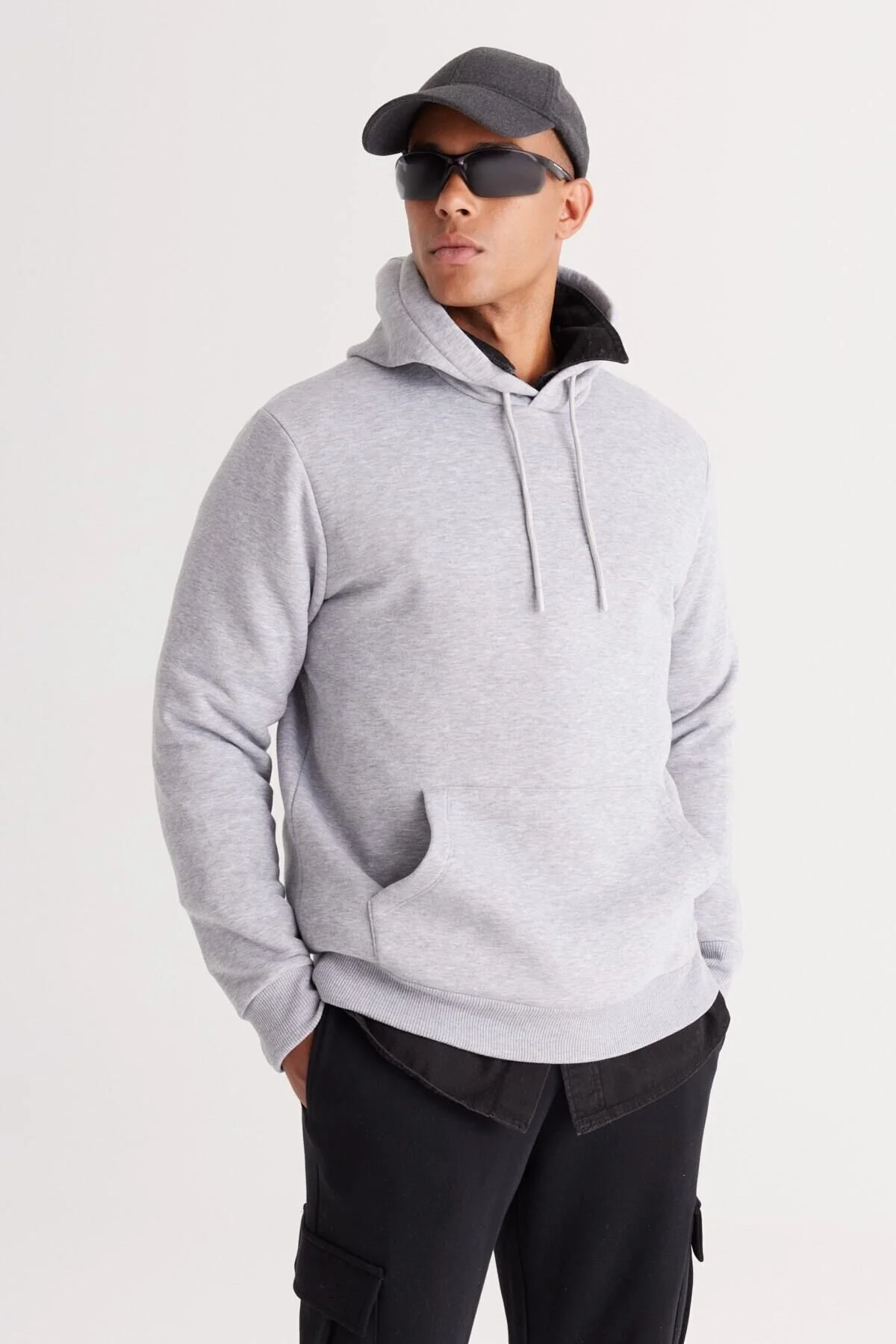Bild von AC&Co / Altınyıldız Classics Graumeliertes Sweatshirt Mit Standard-passform, 3-fädiges Kapuzen-sweatshirt Mit Kängurutasche Und Fleece-innenseite für Herren - L