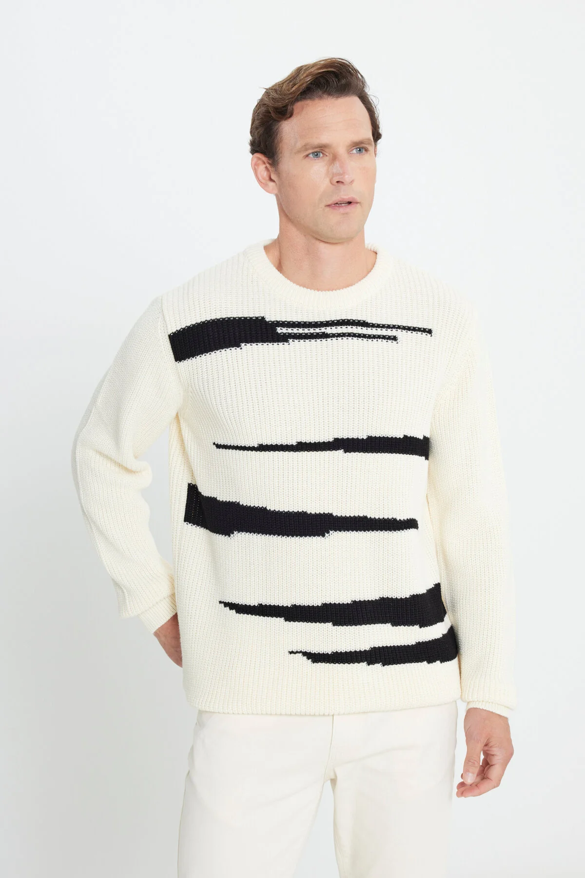 Bild von AC&Co / Altınyıldız Classics Ecru-schwarzer Oversize-strickpullover Mit Lockerem Schnitt Und Rundhalsausschnitt, Gemustert, für Herren - M