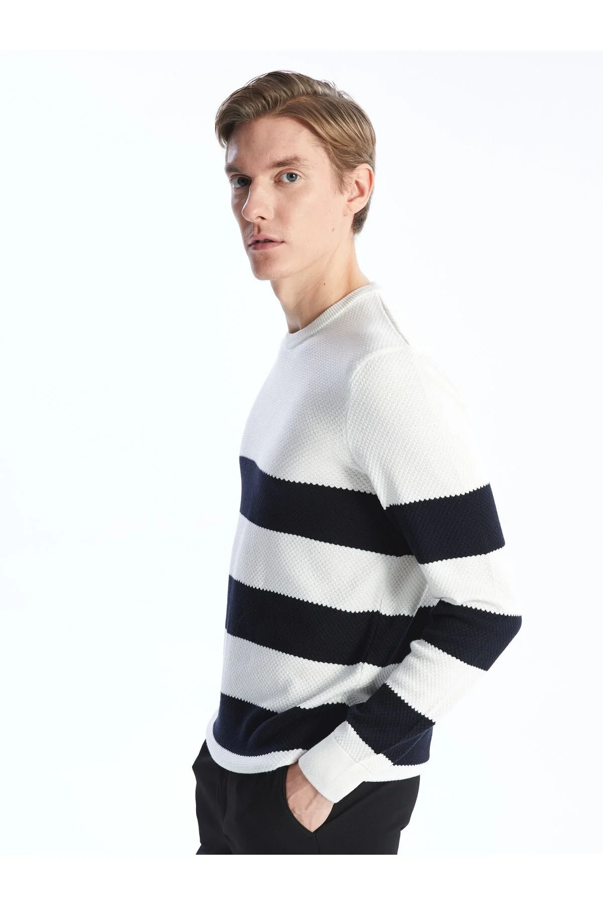 Bild von LC Waikiki Gestreifter Strickpullover – Rundhalsausschnitt, Lange Ärmel für Herren - XL