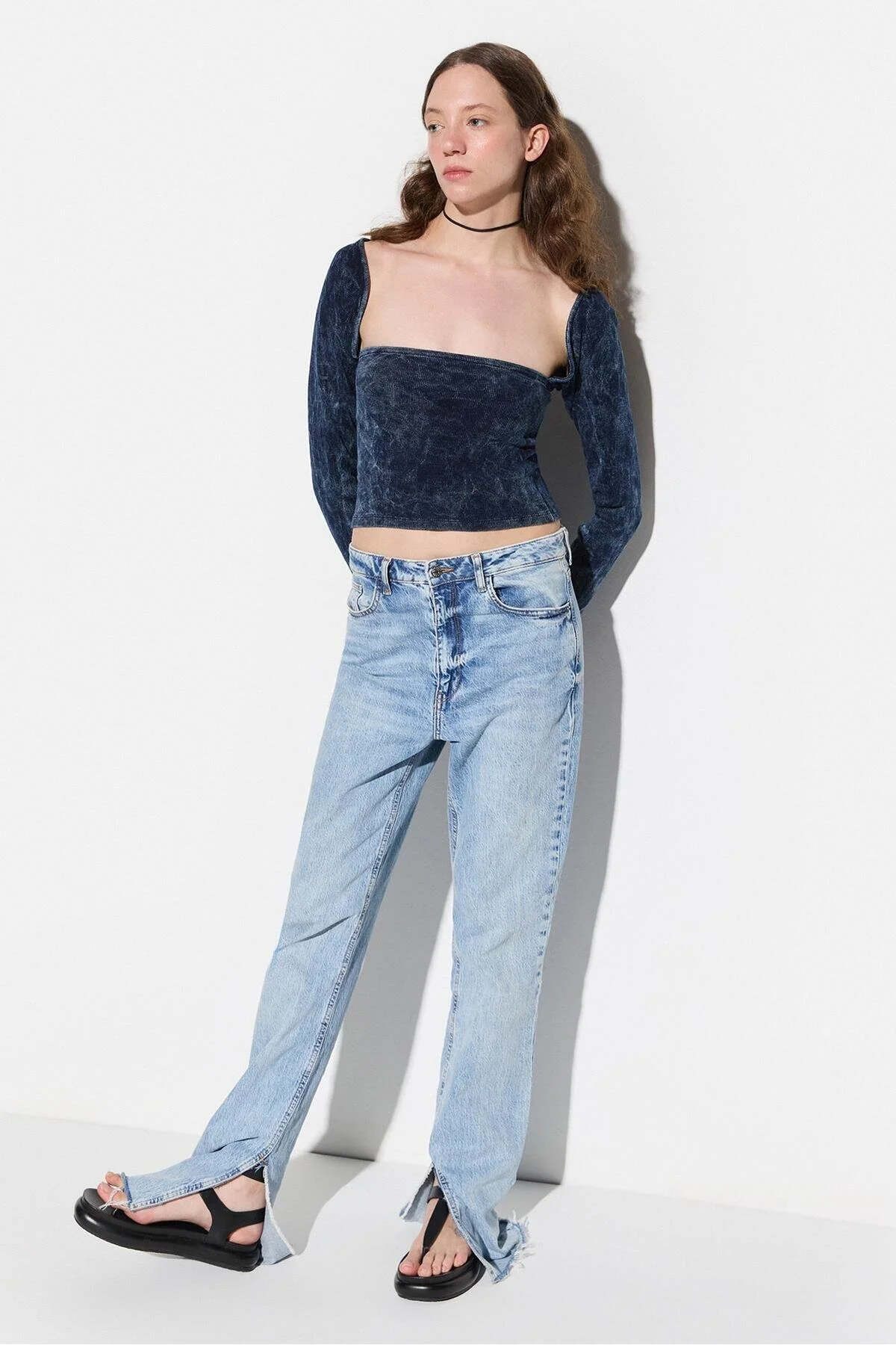 Bild von No Matter What Long Sleeve Square Neck Crop Velvet Top für Damen - M