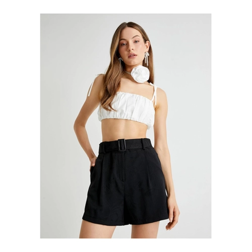 Bild von Koton Tuba Unusual Shorts mit Floraler Struktur für Damen