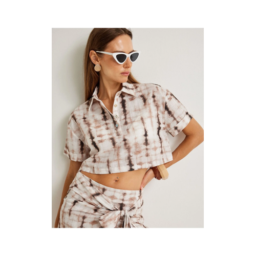 Bild von Koton Şahika Ercümen – Kurzärmliges Crop-T-Shirt mit Polokragen und Batikmuster für Damen