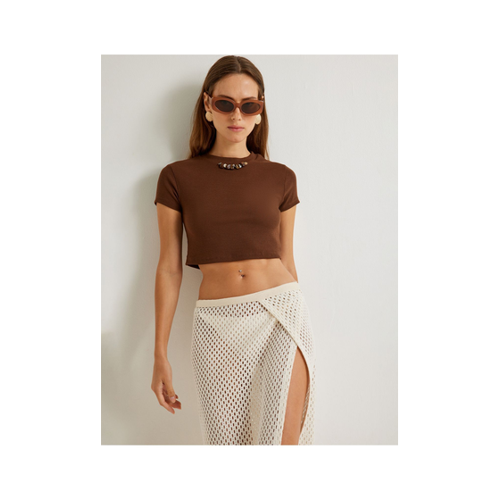 Bild von Koton Kurzes Viskose-T-Shirt mit Steindetail - Kurzarm, Rundhalsausschnitt für Damen