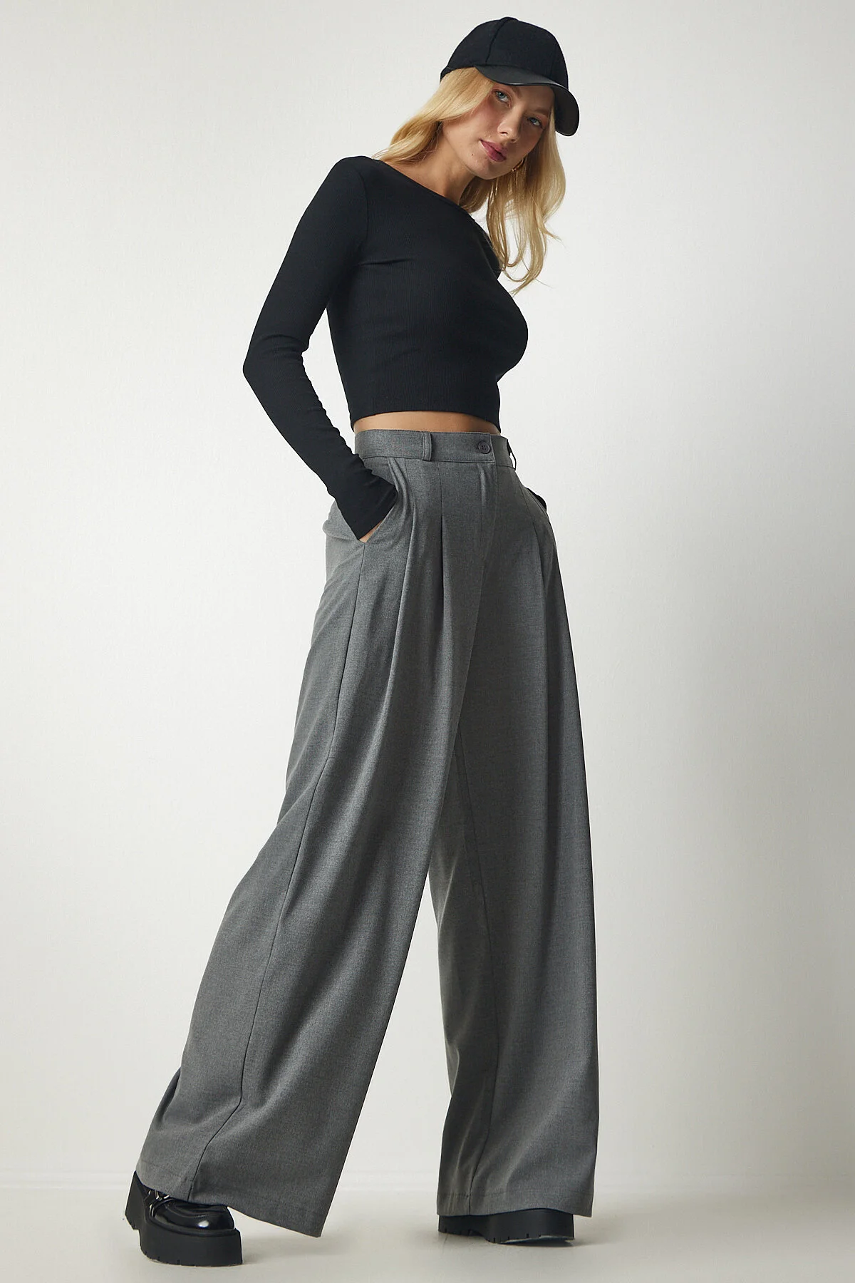 Bild von Happiness İstanbul Graue Hose Mit Weitem Bein Und Abnähern für Damen - 36