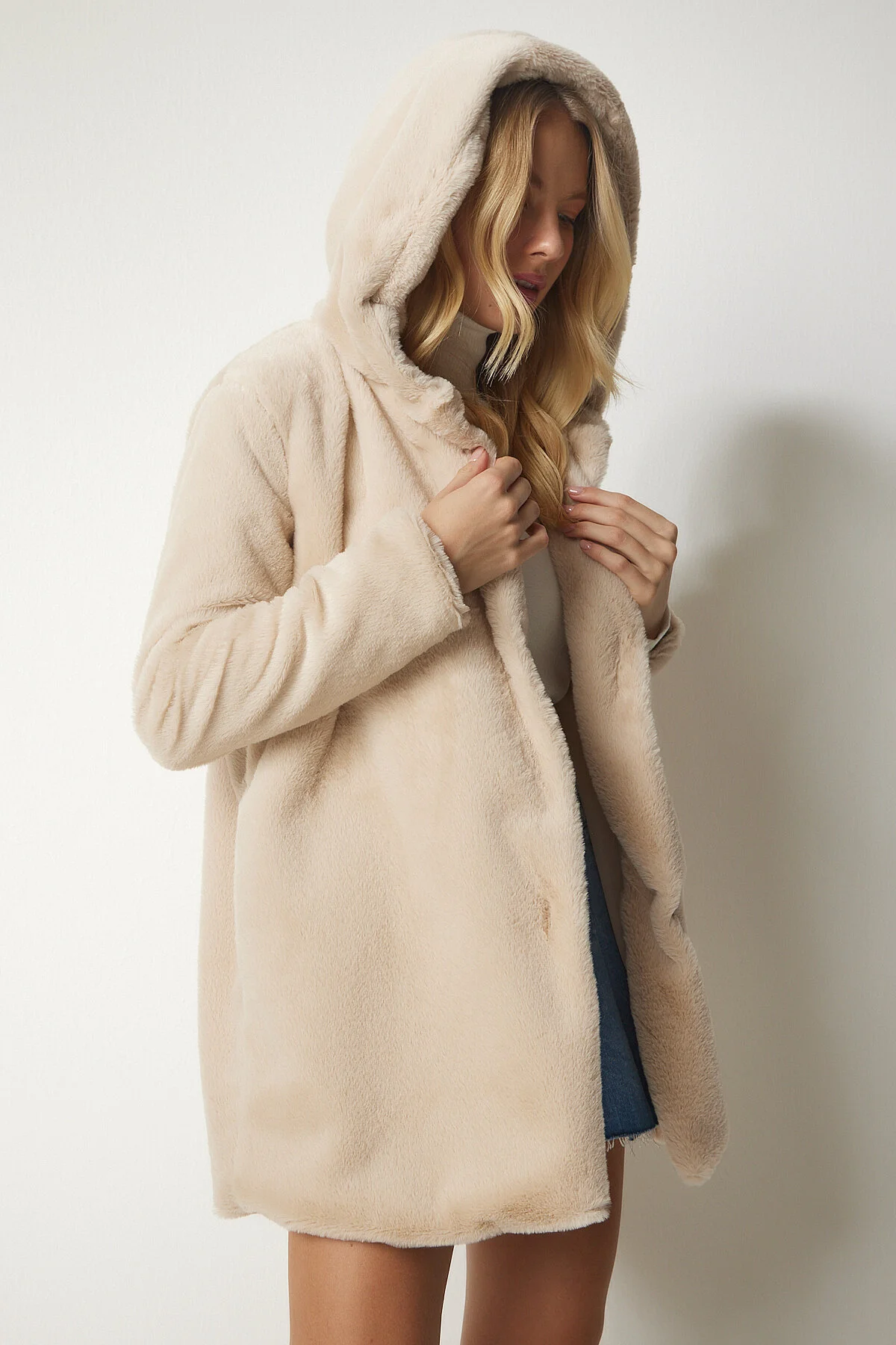 Bild von Happiness İstanbul Übergroßer, Pelziger Plüschmantel Mit Kapuze In Beige für Damen - 38