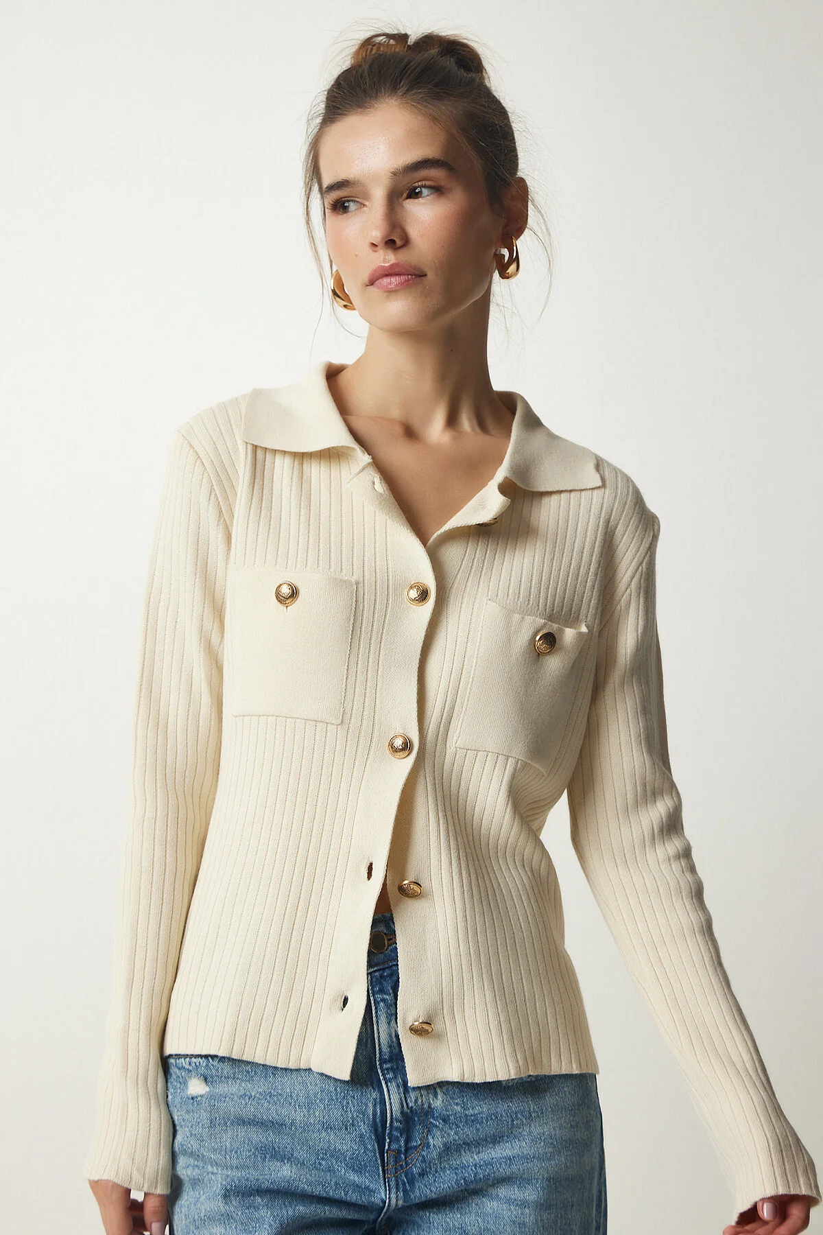 Bild von Happiness İstanbul Cremefarbene Strickjacke Mit Metallknöpfen für Damen - Standard