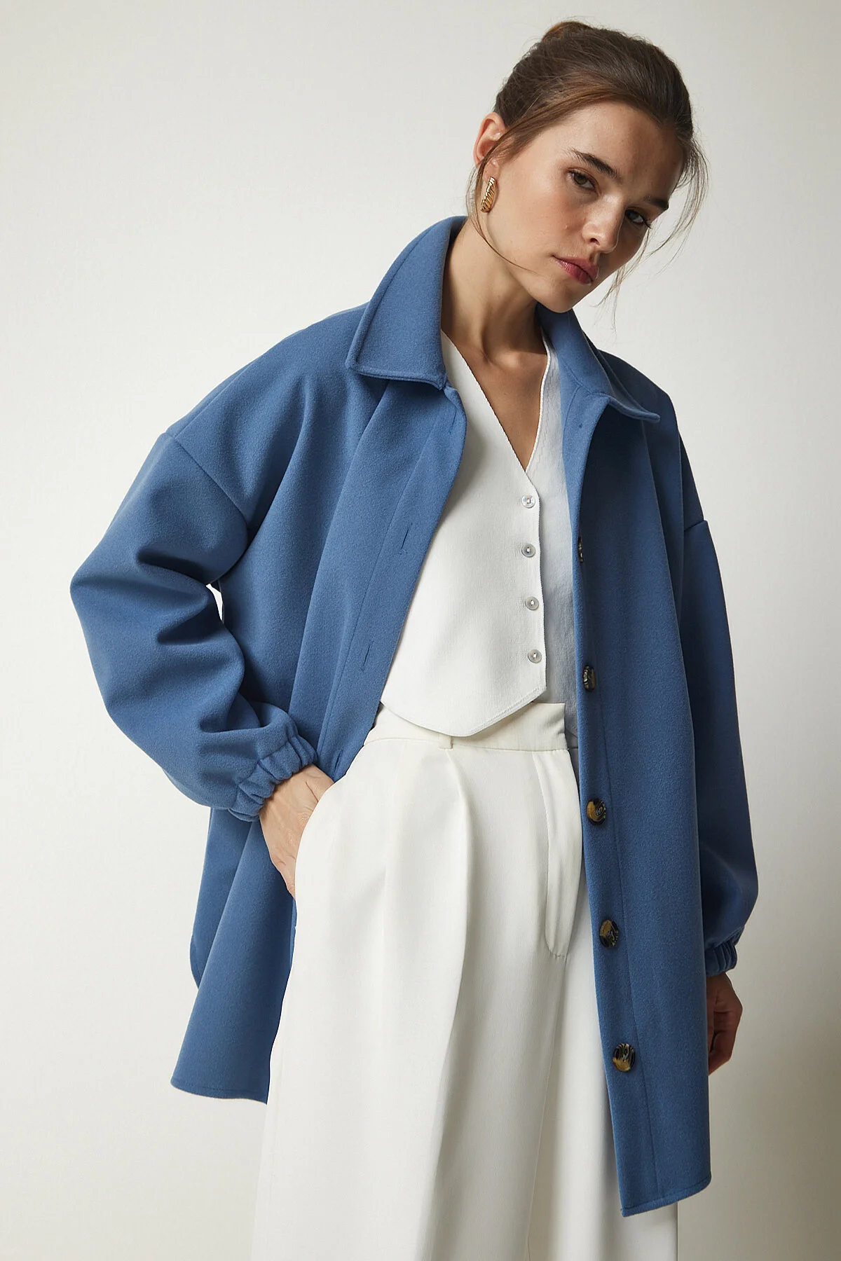 Bild von Happiness İstanbul Indigoblaue, Geknöpfte Oversize-hemdjacke Mit Taschen für Damen - 36