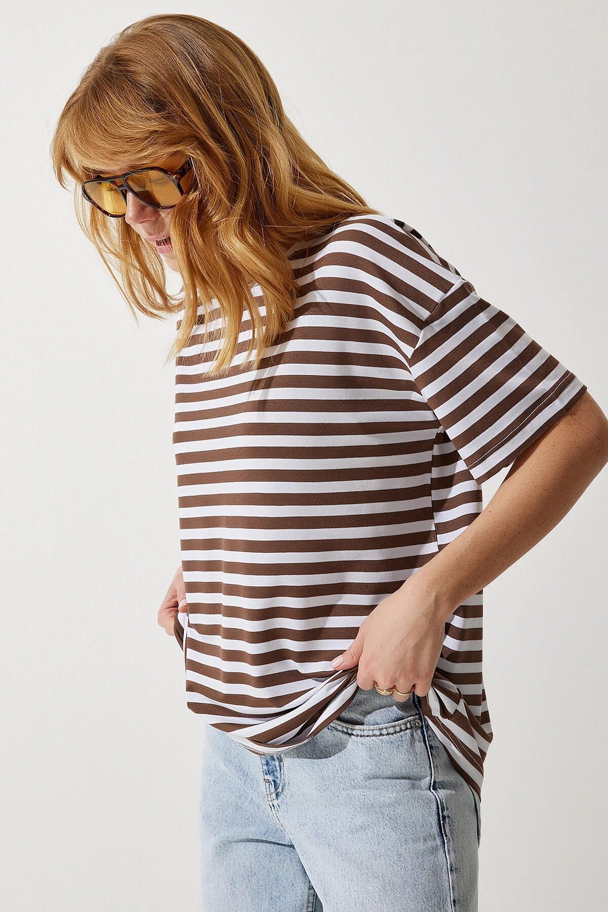 Bild von Happiness İstanbul Braunes Gestreiftes Oversize-strick-t-shirt Mit Rundhalsausschnitt für Damen - L/XL