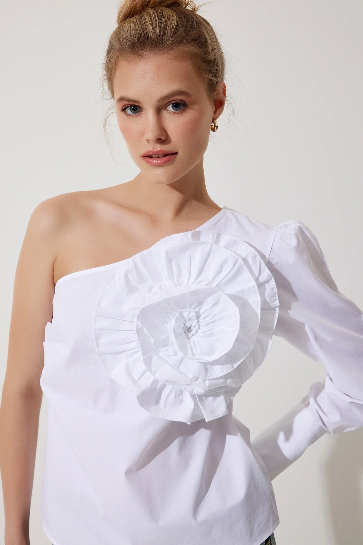 Bild von Happiness İstanbul Weiße Bluse Im Premium-design Mit Blumen-accessoires für Damen - 38