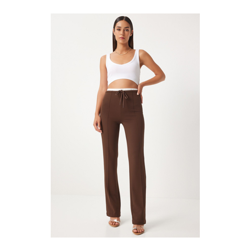 Bild von Happiness İstanbul Braune Strickhose für Damen – Eleganz und Komfort vereint