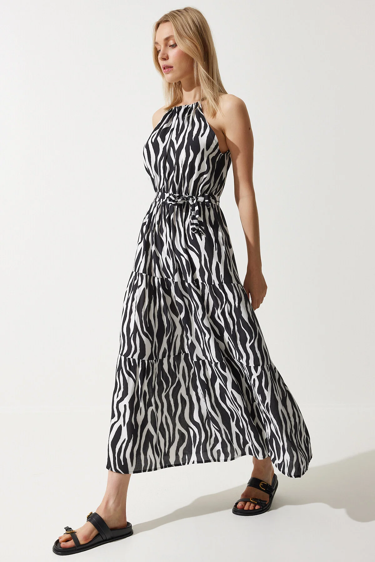 Bild von Happiness İstanbul Schwarz-weißes Sommerkleid Aus Viskose Mit Neckholderkragen für Damen - 40