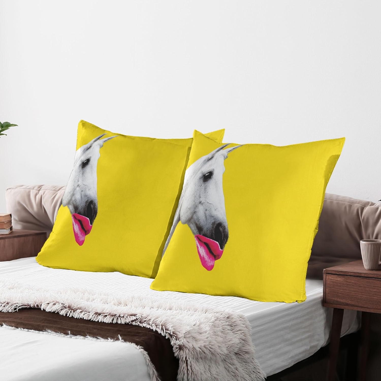 Bild von ABAKUHAUS Modern Kissenbezug Packung mit 2, Zeitgenössische Kunst Illustration eines Pferdes mit rosa Frau Lippen Drucken, Dekorativer Standard Gedruckter Kissenbezug, 80 x 80 cm, Gelb Pink Hellgrau