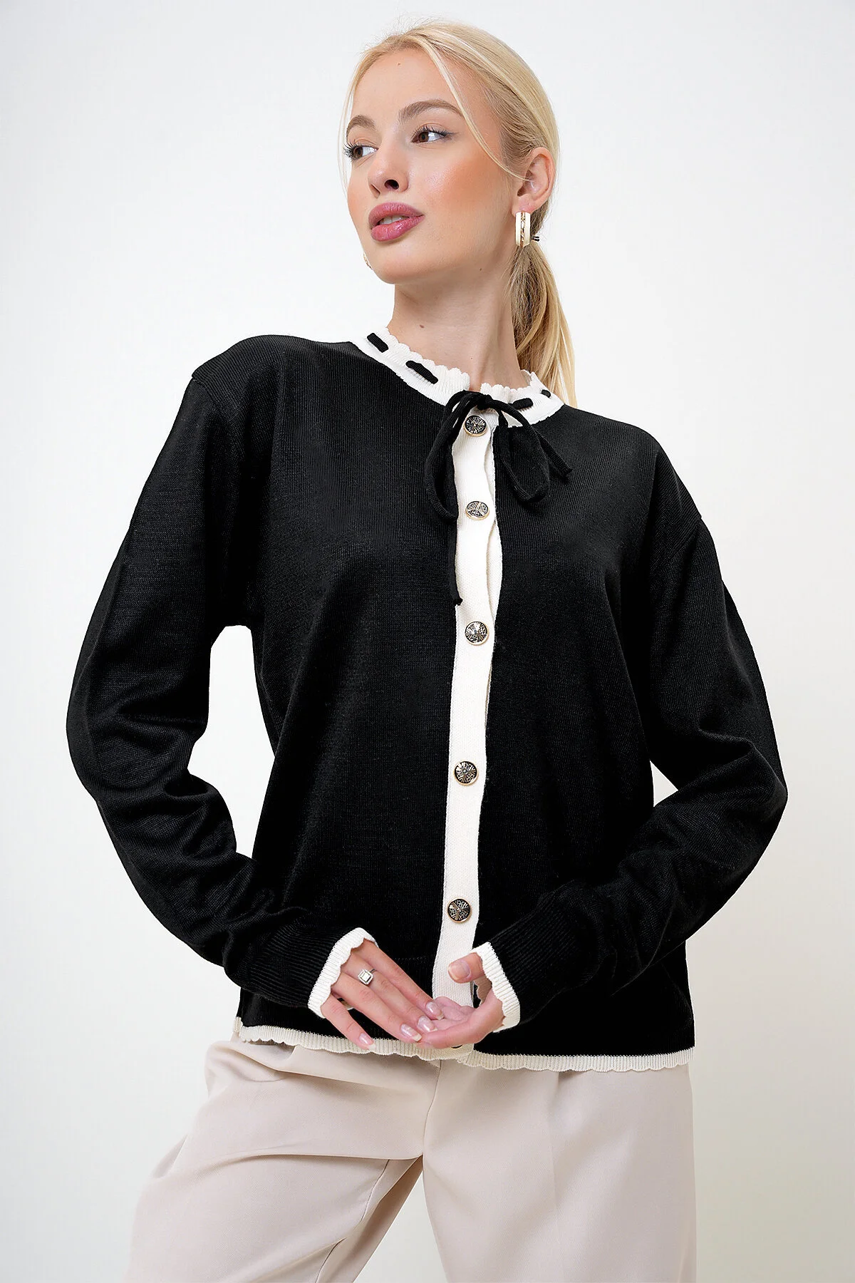 Bild von VAGGON Schwarze Strickjacke Mit Rundhalsausschnitt, Spitze, Detailliertem Knopfdesign, für Damen - Standard