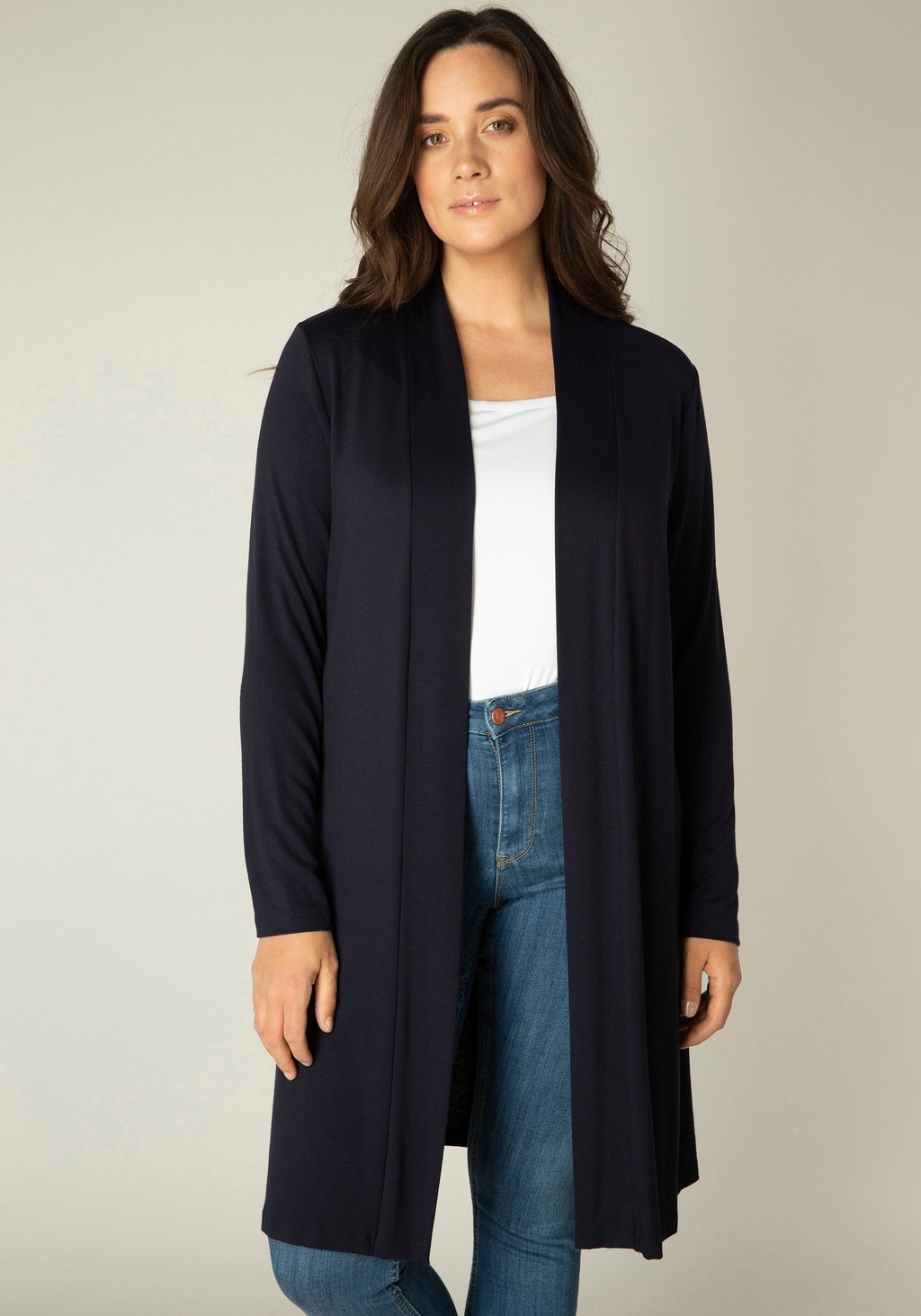 Bild von Base Level Curvy Longstrickjacke, Figurumspielende, weiche Strickqualität