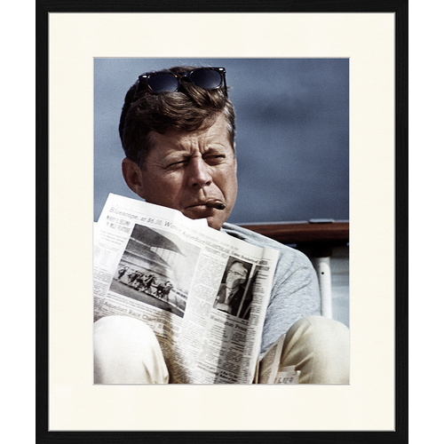 Bild von ANY IMAGE Digitaldruck »John F. Kennedy mit Zeitung«, Rahmen: Buchenholz, Schwarz