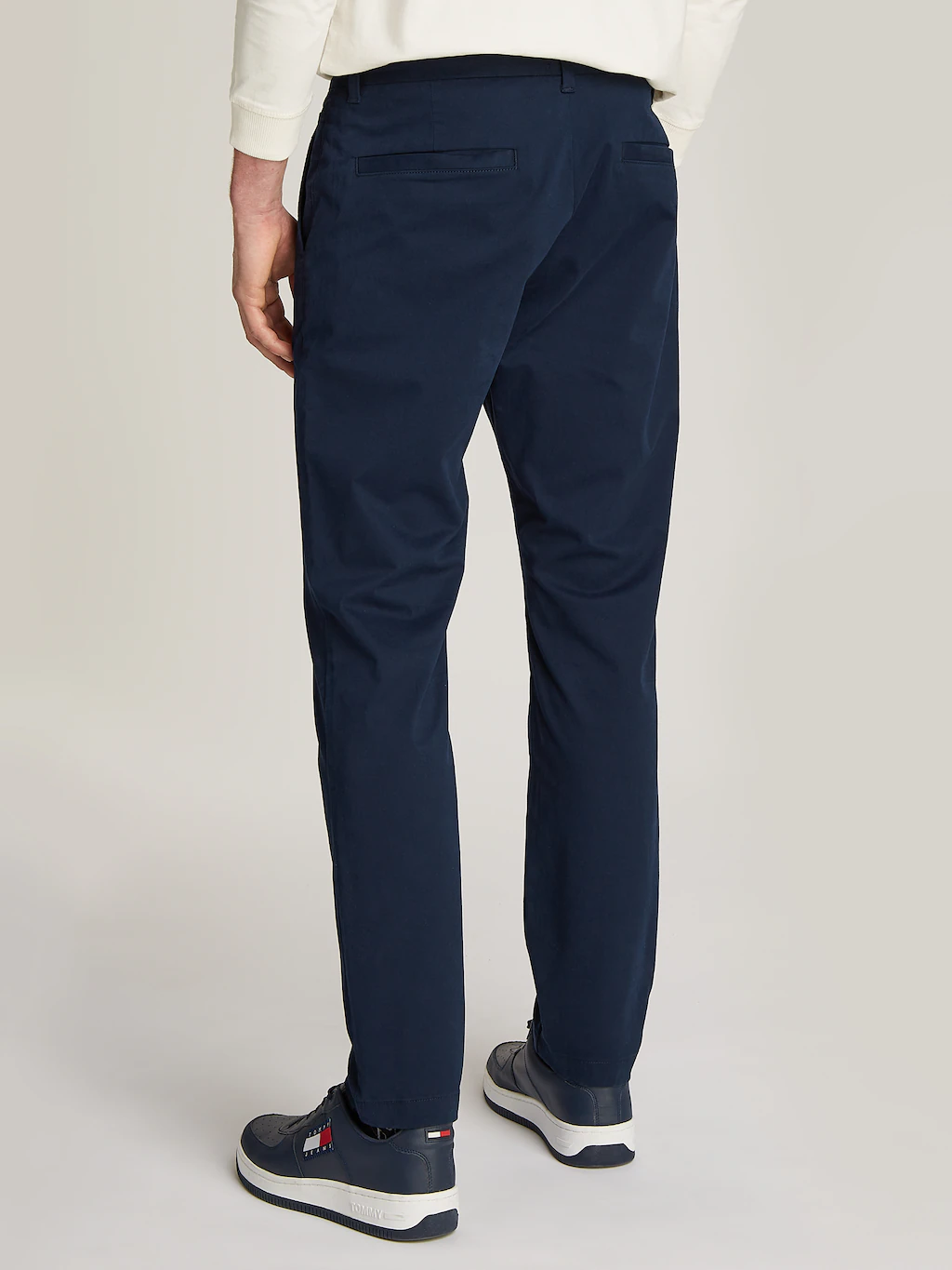 Bild von Tommy Jeans Chinohose "TJM AUSTIN CHINO", Markenlogo an Gesäß- und Eingriffstasche