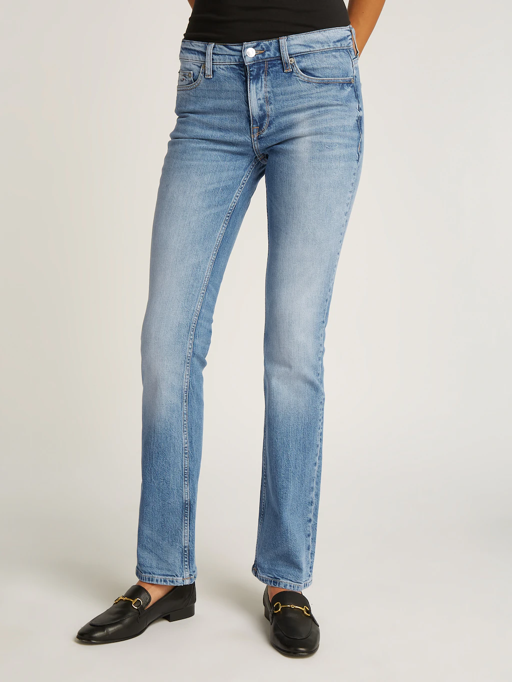 Bild von Tommy Jeans Bootcut-Jeans "Maddie Mid Rise Bootcut", in hellblauer Waschung