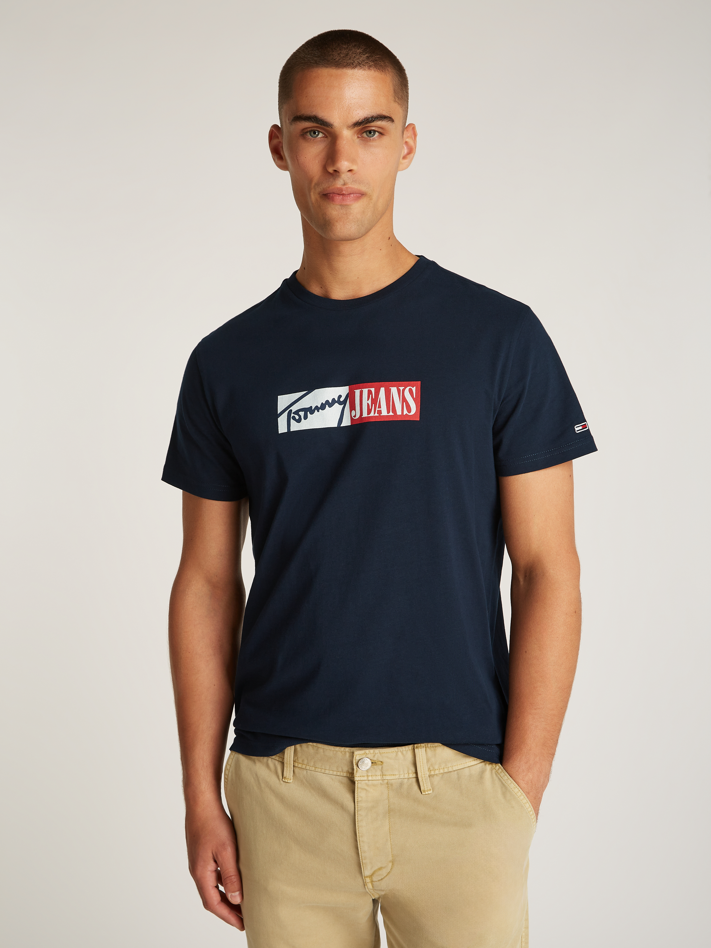 Bild von Tommy Jeans Plus Rundhalsshirt »TJM SLIM ENTRY GRAPHIC TEE EXT«, in Großen Größen, mit Logostickerei am Ärmel