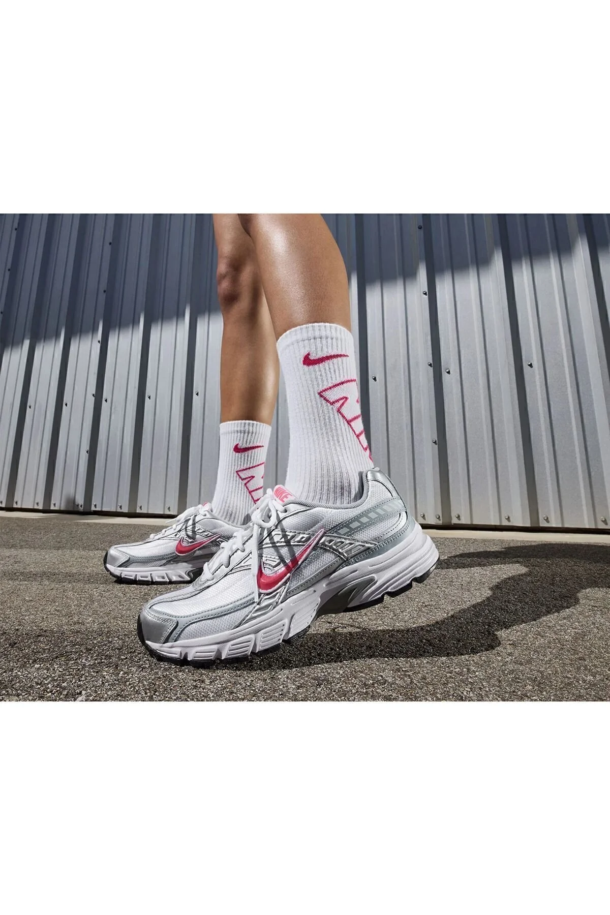 Bild von Nike Initiator White Sneaker – Bequem Und Stilvoll für Damen - 42
