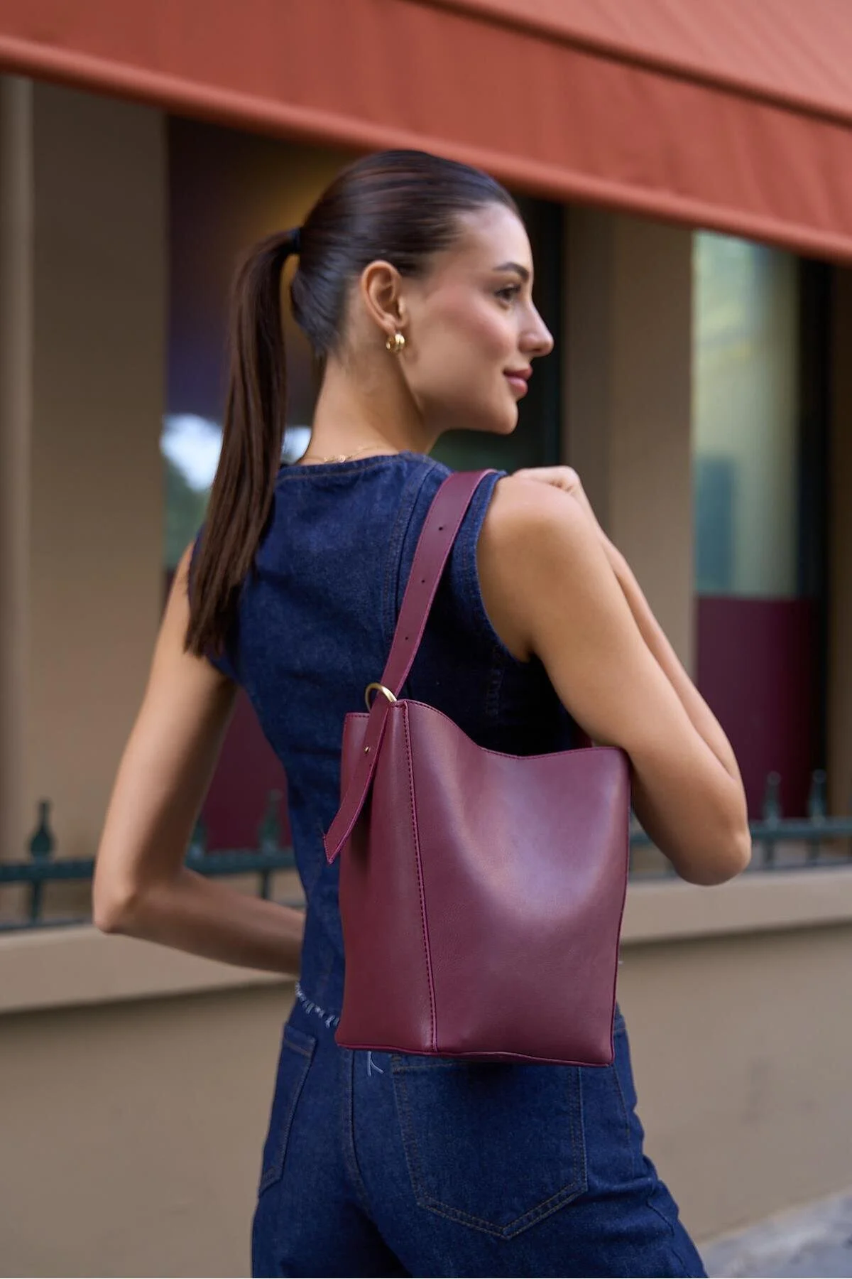 Bild von Madamra Claret Red Hand- Und Umhängetasche Elenora Mit Riemendetail für Damen - One Size