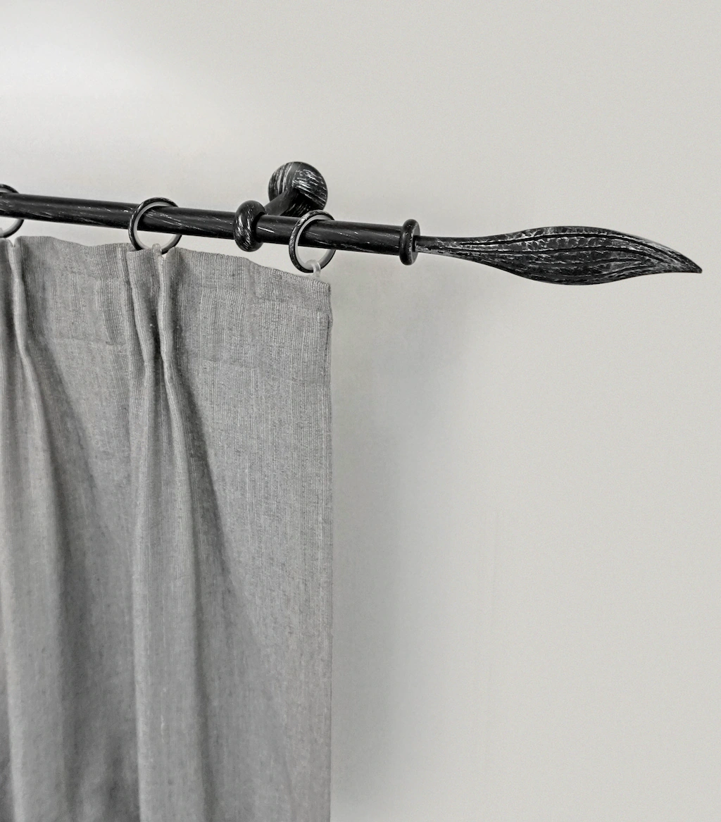 Bild von Garesa Gardinenstange Esperanca Ø 16mm, 1-läufig, Schwarz/Silber I Rustikale Vorhangstange inkl. Ringe + Faltenlegehaken I Mit Endknopf Modern I Wandmontage I 460cm