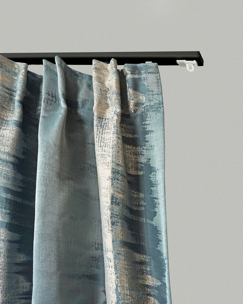 Bild von Garesa Gardinenschiene Profil 100, 1-läufig, Schwarz I Aluminiumschiene inkl. Gleiter I Deckenmontage I Halbrunde Schleuderschiene mit Schnellspanner I 140cm