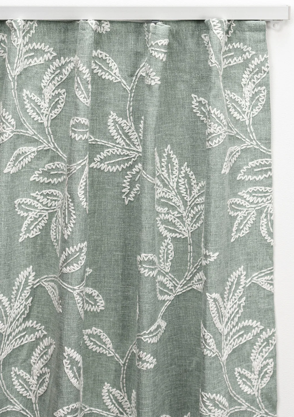 Bild von Garesa Gardinenschiene Profil 160, 1-läufig, Alu Natur I Aluminiumschiene inkl. Gleiter I Deckenmontage I Eckige Schleuderschiene mit Schnellspanner I 470cm