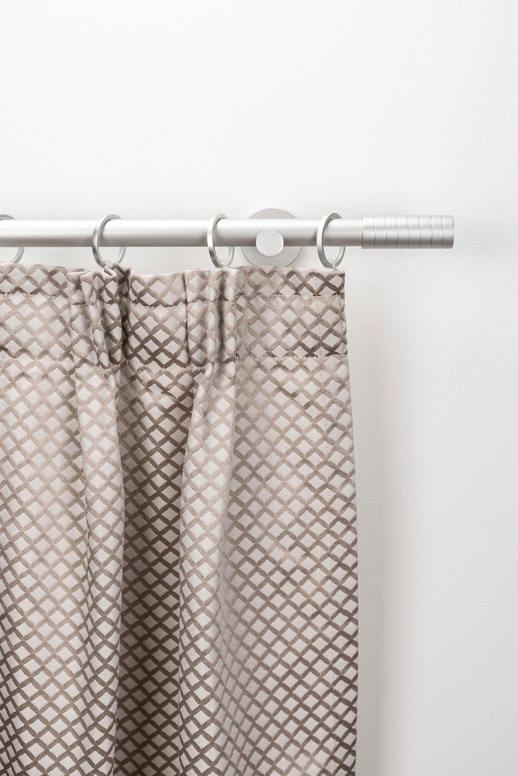 Bild von Gardinenstange GARESA "EASY", silber (silberfarben), B:64cm L:510cm Ø:20mm, Aluminium, Gardinenstangen, Vorhanggarnitur, verlängerbar, Endk. M. Streifen, Alu, mit Ringe