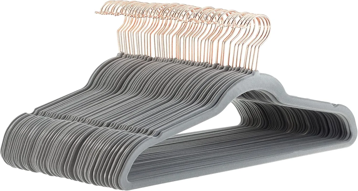 Bild von Amazon Basics Kleiderbügel Set mit 50 schmalen, rutschfesten Samtbügeln in Grau und Gold