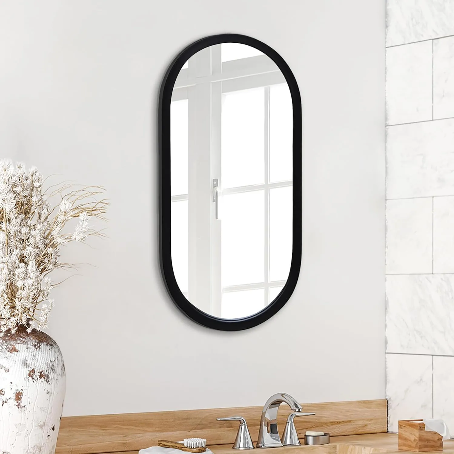 Bild von Americanflat ovaler Spiegel 31x61 cm in Schwarz für Badezimmer, Wohnzimmer oder Schlafzimmer