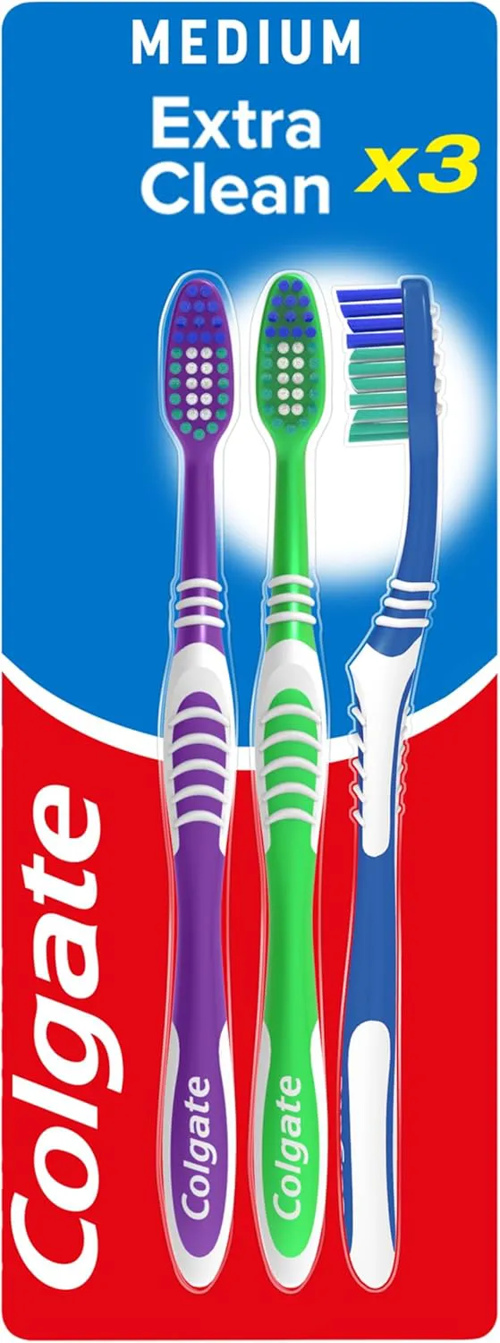 Bild von Colgate Extra Clean Zahnbürsten Set mit 3 Stück und integriertem Zungenreiniger