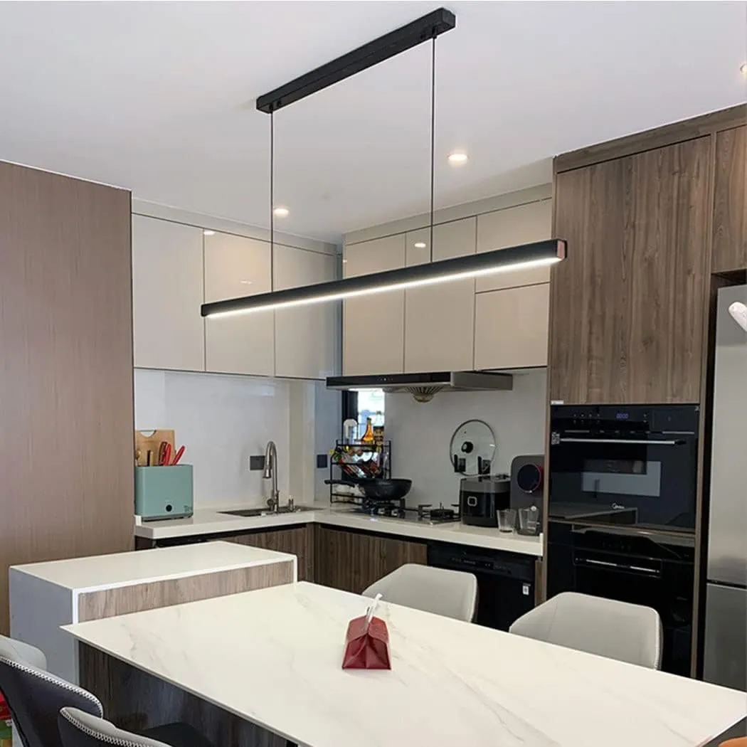 Bild von Dimmbare LED Pendelleuchte in Schwarz mit Fernbedienung und höhenverstellbarem Design für Esszimmer und Küche, 100 cm und 40 Watt