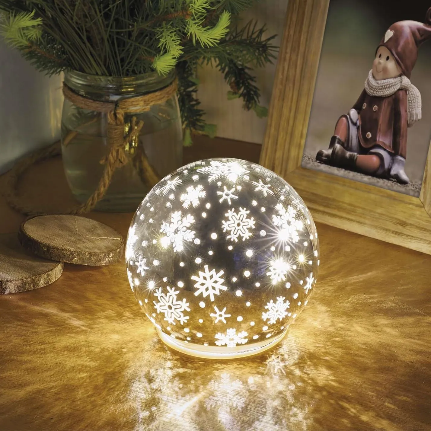 Bild von EMOS LED Tischdekoration Kugel mit Wintermotiv und Schneeflocken, warmweiß, 10 LEDs, 12 cm Durchmesser, batteriebetrieben, Lebensdauer 10000 Stunden, für den Innenbereich