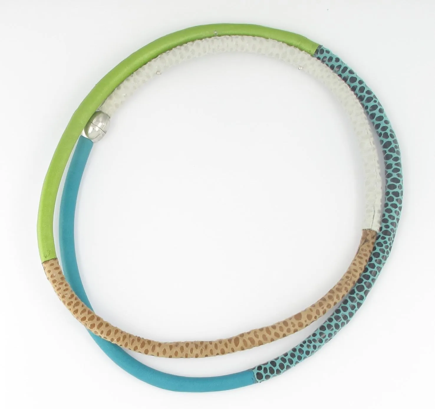 Bild von FANNY FOUKS Lederarmband und Halsband in Blau und Grün