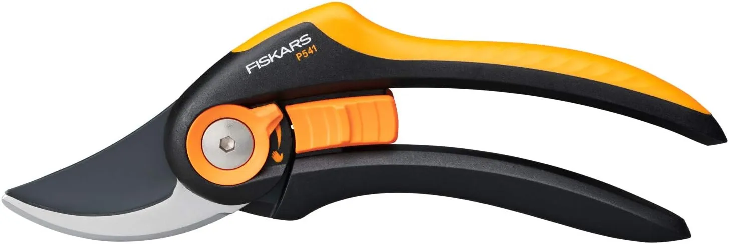 Bild von Fiskars Bypass Gartenschere Plus SmartFit P541 mit Edelstahlklingen und Antihaftbeschichtung, 20,1 cm lang, in Schwarz und Orange, Artikelnummer 1057169