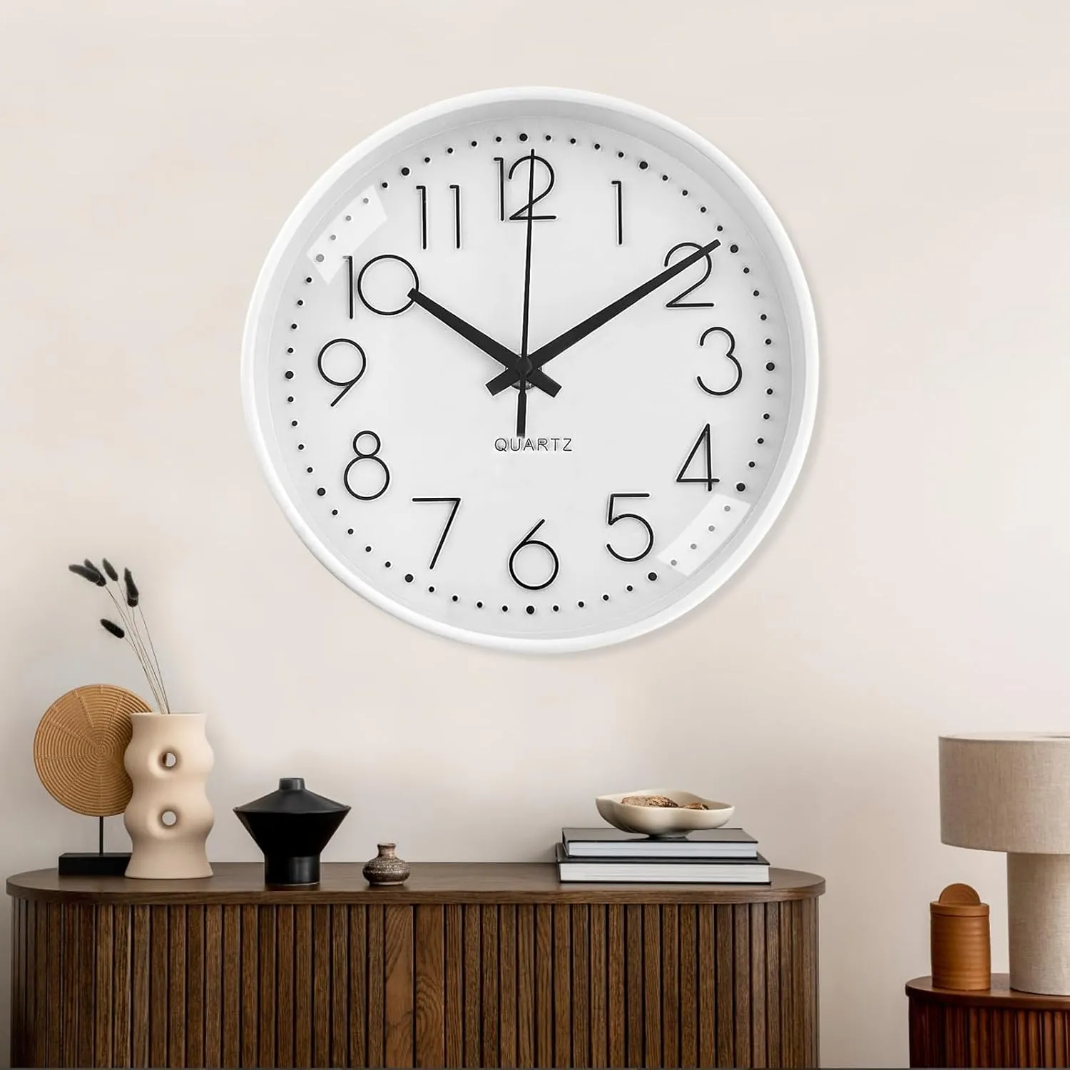 Bild von Gentpovth 8 Zoll Wanduhr ohne Tickgeräusche mit klarer Glasscheibe und gut ablesbaren schwarzen Zeigern