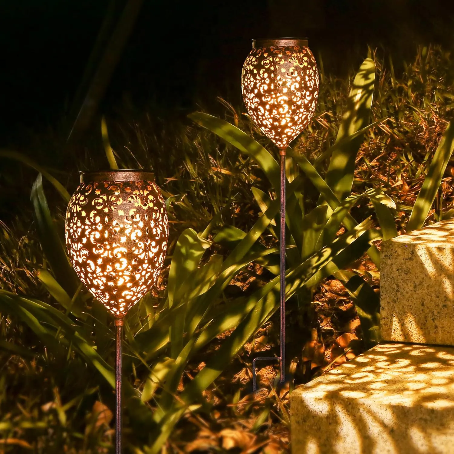 Bild von JOYCREATOR 2er Set metallene Solarlampen für den Außenbereich mit IP65 Schutzart und warmweißer LED-Beleuchtung für Garten, Terrasse und Balkon