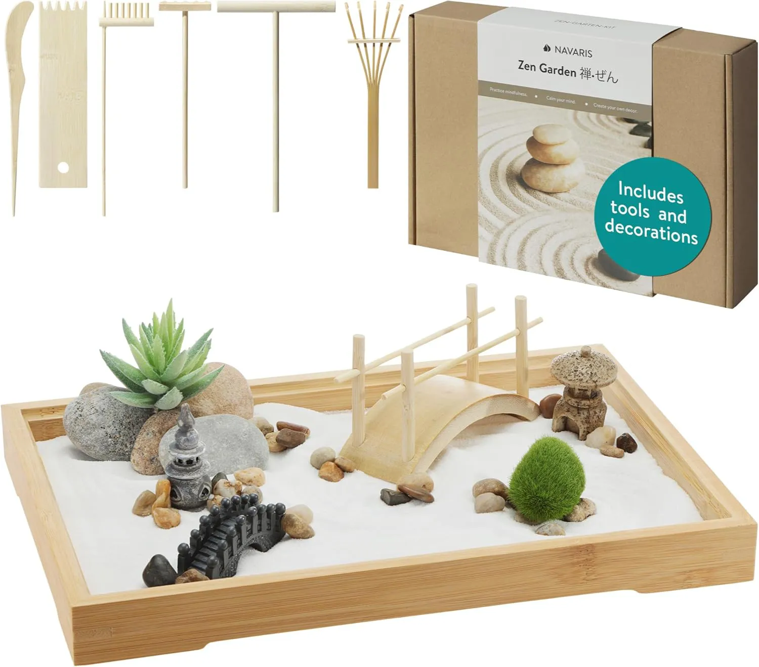 Bild von Navaris Mini Zen Garten Kit mit Zubehör wie Steinen, Rechen, Pagode, Brücke und weißem Sand auf eckigem Tablett