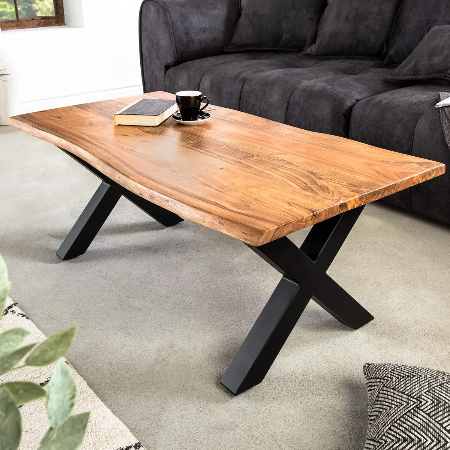 Bild von Riess Ambiente Mammut Couchtisch aus Akazie 120 cm mit schwarzem X-Gestell
