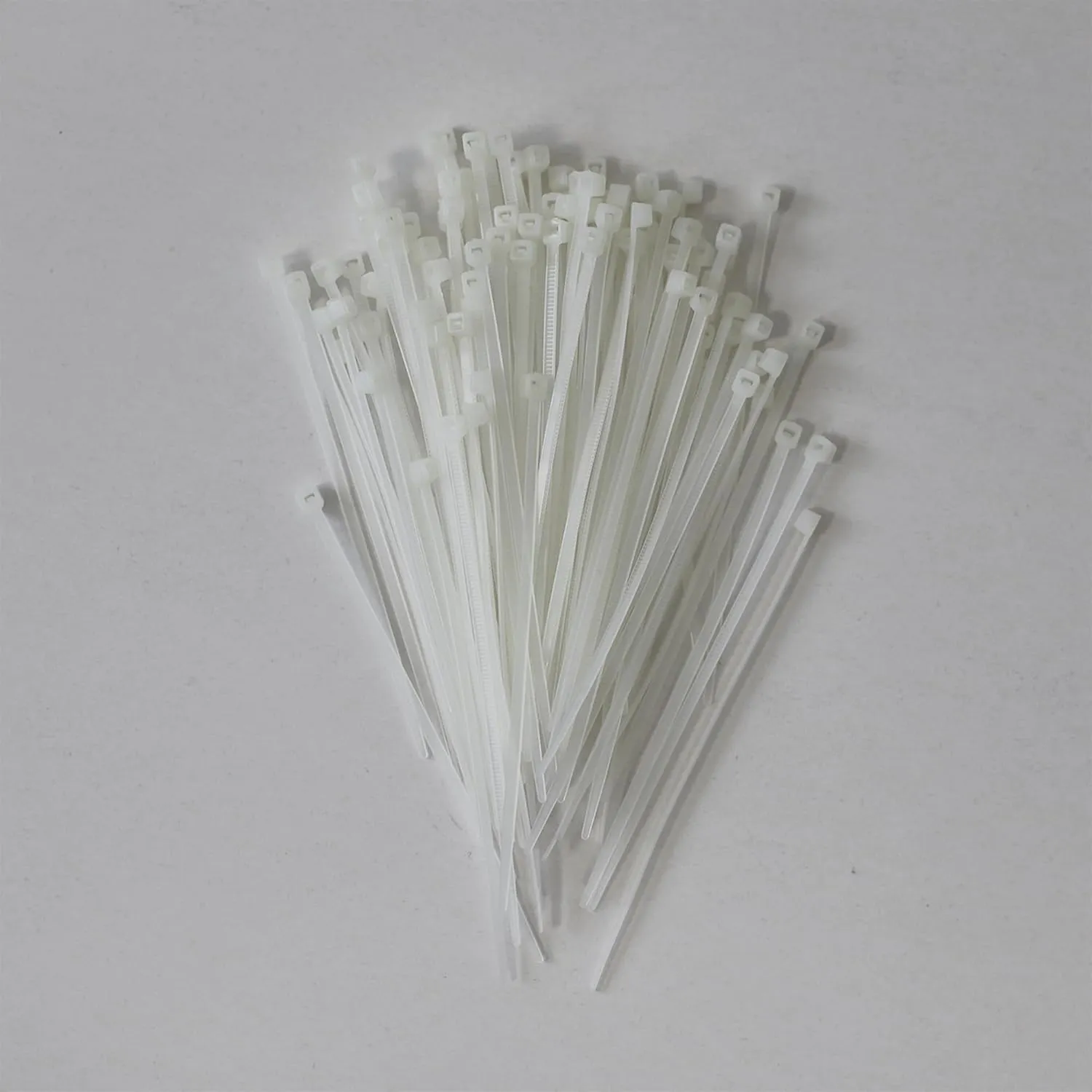 Bild von Schneider Electric Thorsman Kabelbinder Set mit 100 Stück, 100x2,5 mm, klar, selbstsichernd und langlebig für Kabelmanagement