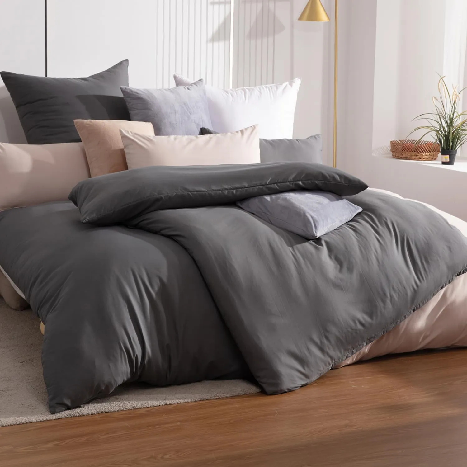 Bild von Soifox 4-teiliges Bettwäsche Set in Anthrazit mit Mikrofaser, bügelfrei und knitterfrei, bestehend aus zwei Bettbezügen 135x200 und zwei Kissenbezügen 80x80 mit Reißverschluss