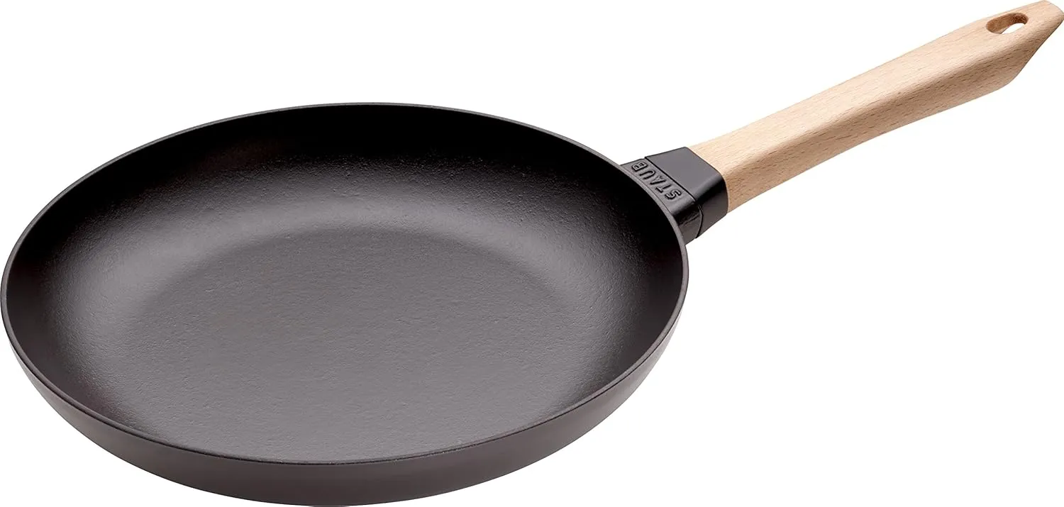 Bild von STAUB Gusseisenpfanne 28 cm mit Holzgriff und mattschwarzer Emaille, geeignet für alle Herdarten und Backofen