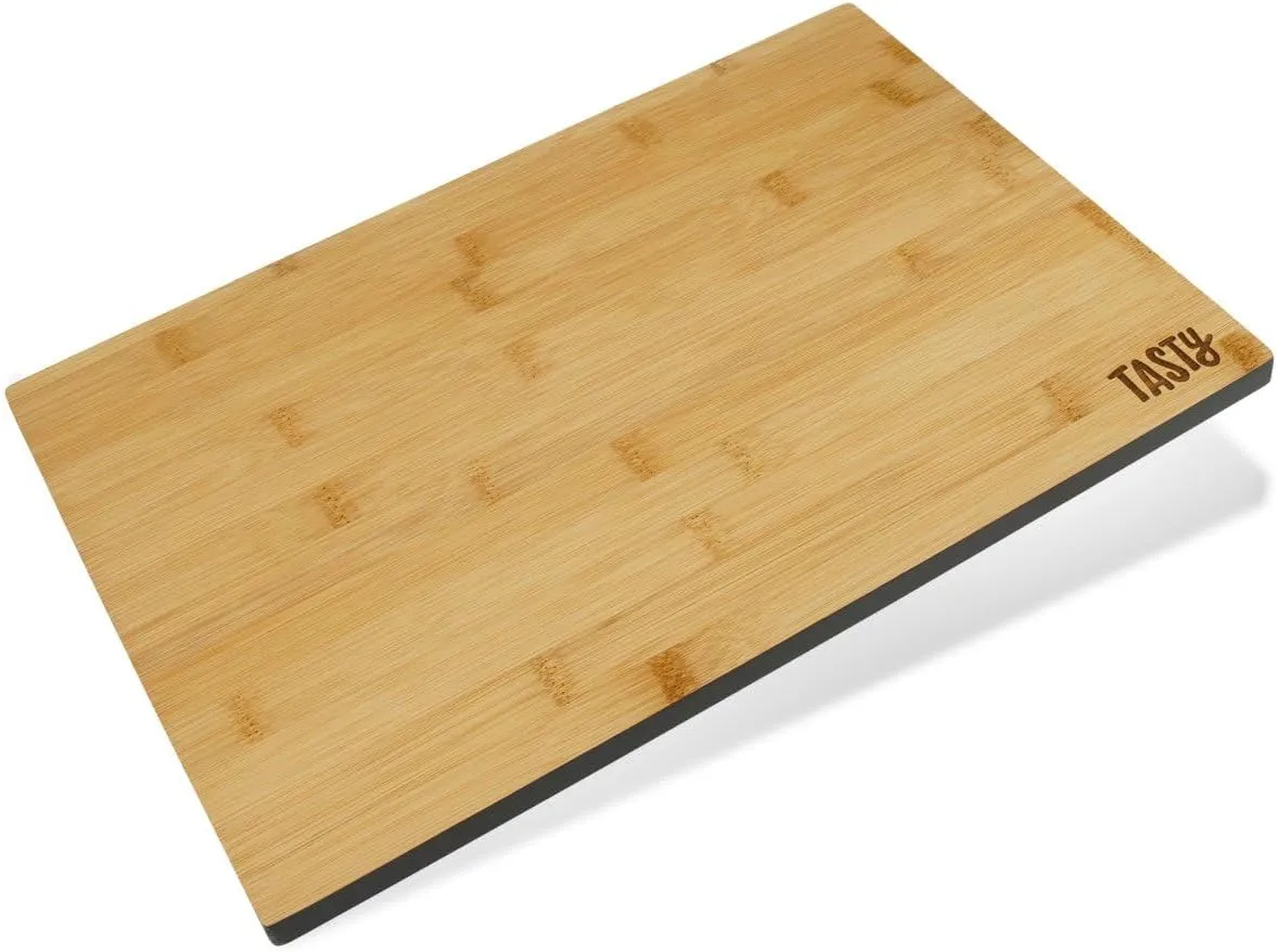Bild von Tasty Bambus-Schneidebrett in Braun und Grau mit den Maßen 35,5 x 25 x 1,2 cm, ideal zum Schneiden von Brot, Obst und Gemüse