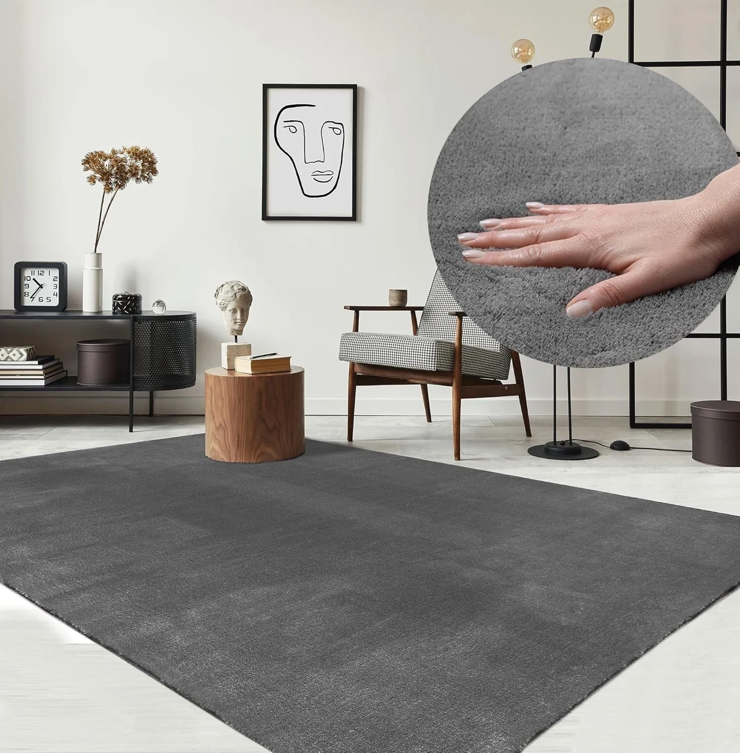 Bild von The Carpet Relax moderner Teppich in Anthrazit mit flauschigem Kurzflor, rutschfester Unterseite, waschbar bis 30 Grad und in der Größe 80 x 150 cm