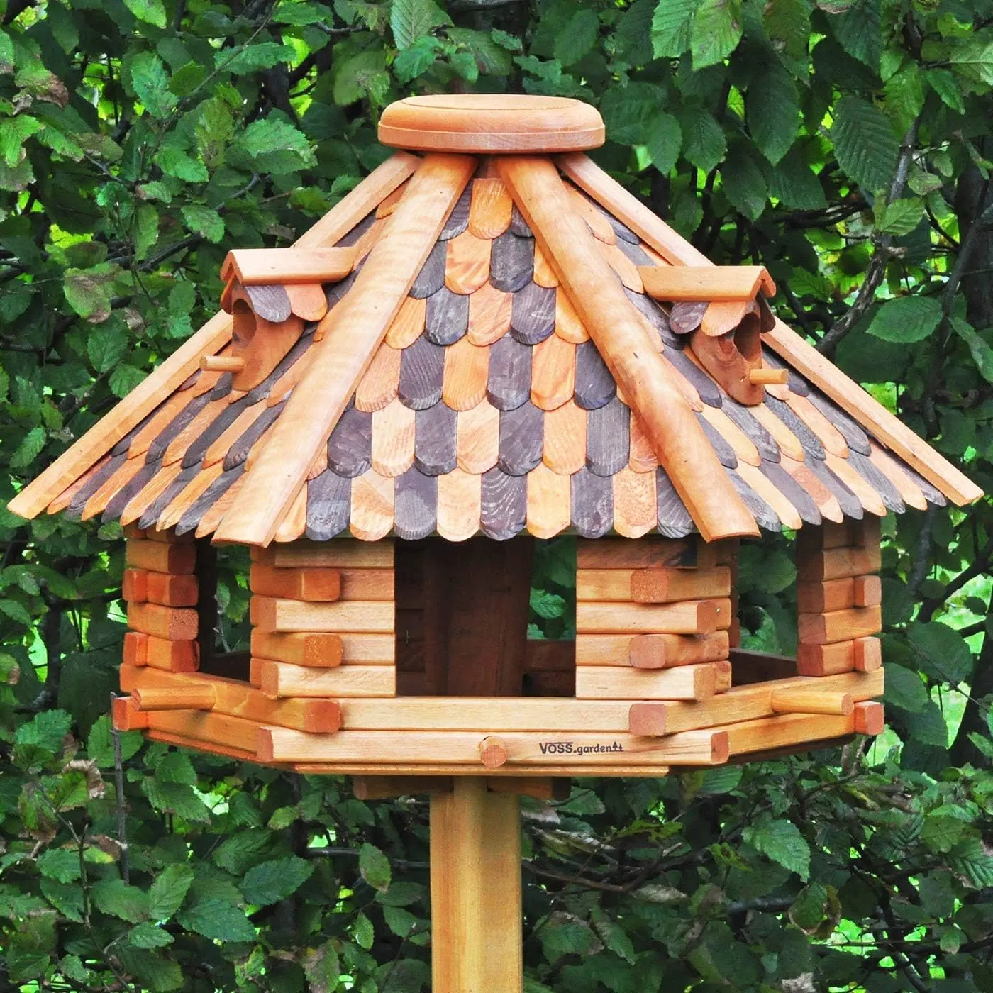 Bild von VOSS.garden Vogelhaus Herbstlaub aus imprägniertem Holz mit 50 cm Futterplatte und Sitzstangen