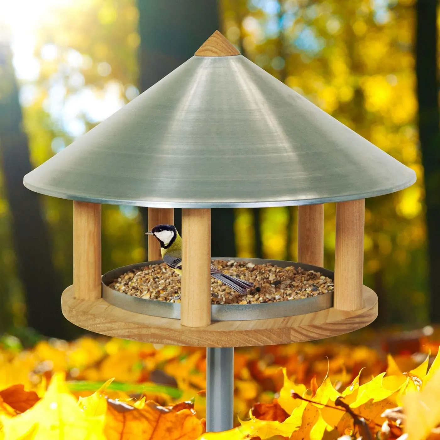 Bild von VOSS.garden Vogelhaus Roskilde aus Holz mit Metalldach und Ständer, handgefertigt als Futterstation für Vögel