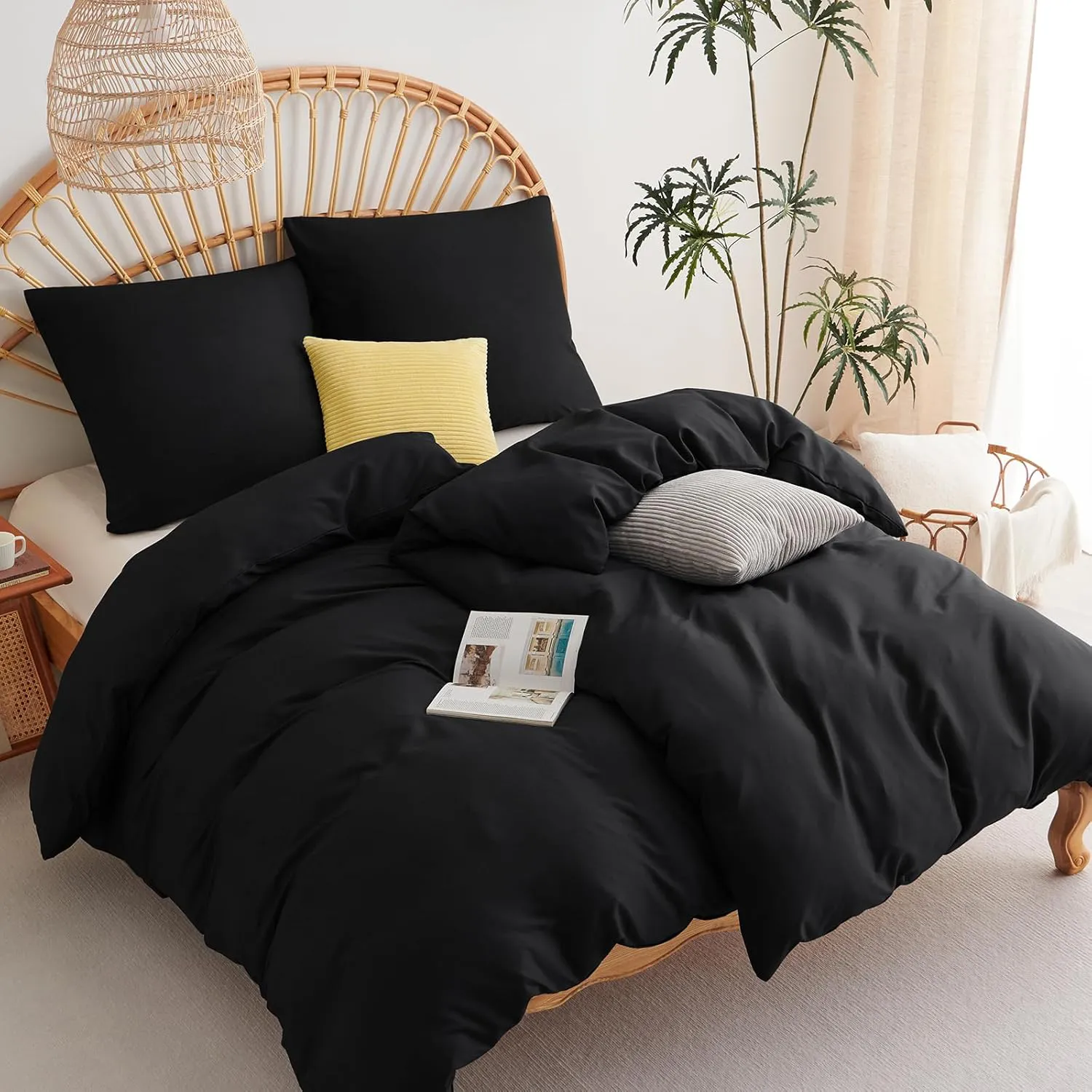 Bild von WAVVE 4-teiliges Bettwäsche Set in Schwarz mit 135 x 200 cm Bettbezügen und 80 x 80 cm Kissenbezügen aus weicher Mikrofaser mit Reißverschluss