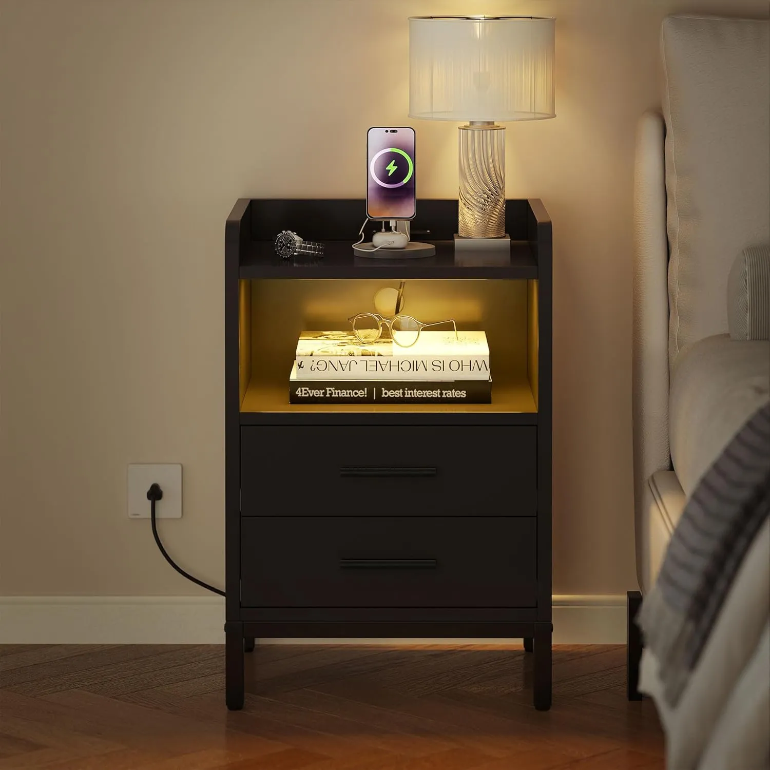 Bild von YITAHOME Nachttisch in Schwarz mit Ladefunktion, 2 Steckdosen, 2 USB-Anschlüssen und Schubladen für Schlafzimmer und Wohnzimmer
